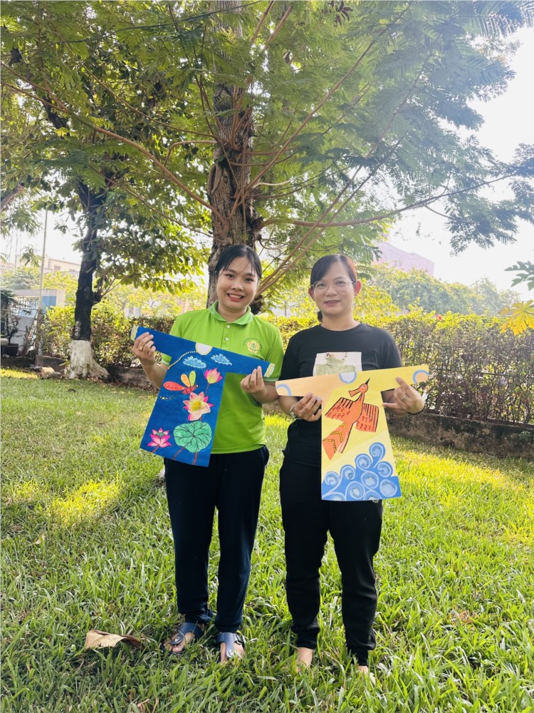 Trường Mầm non Rạng Đông tham gia Hội thi trang trí áo dài trên giấy và nón lá với chủ đề “Tôi yêu áo dài Việt”.